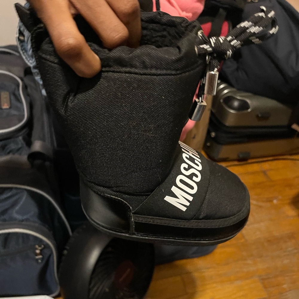 Moschino Black Logo Moon Boots - Picture 4 of 4